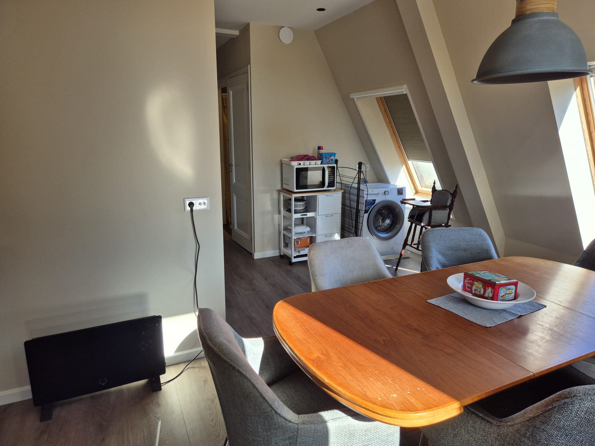 Eethoek met wasmachine en magnetron