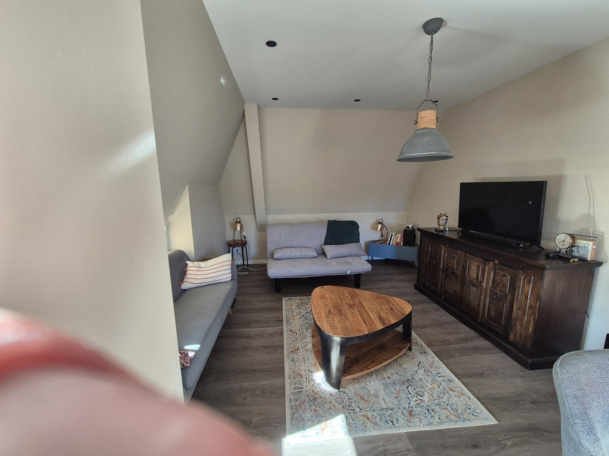 Woonkamer met zithoek en tv